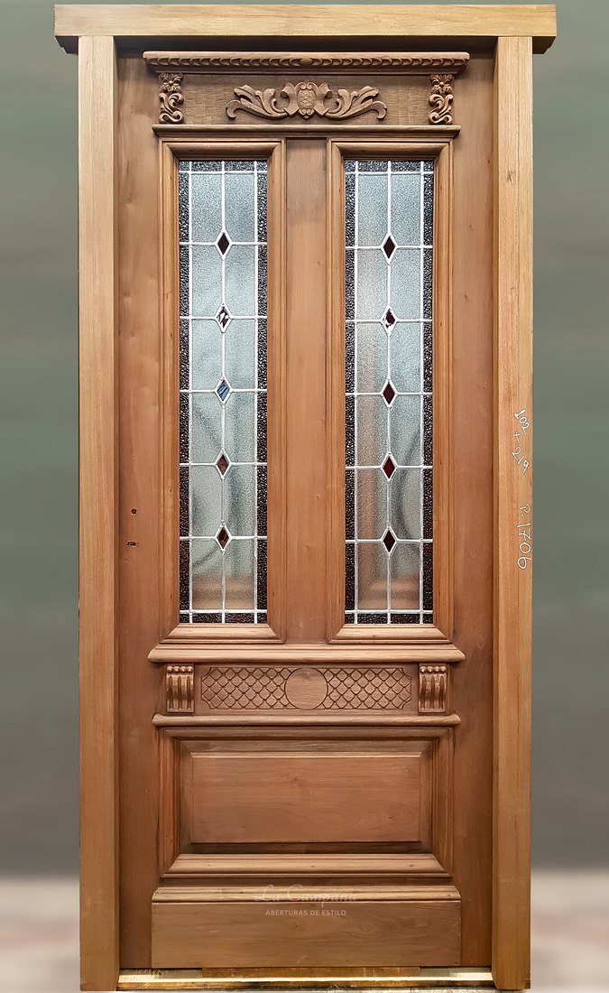 puerta de cedro con vitraux y tallas