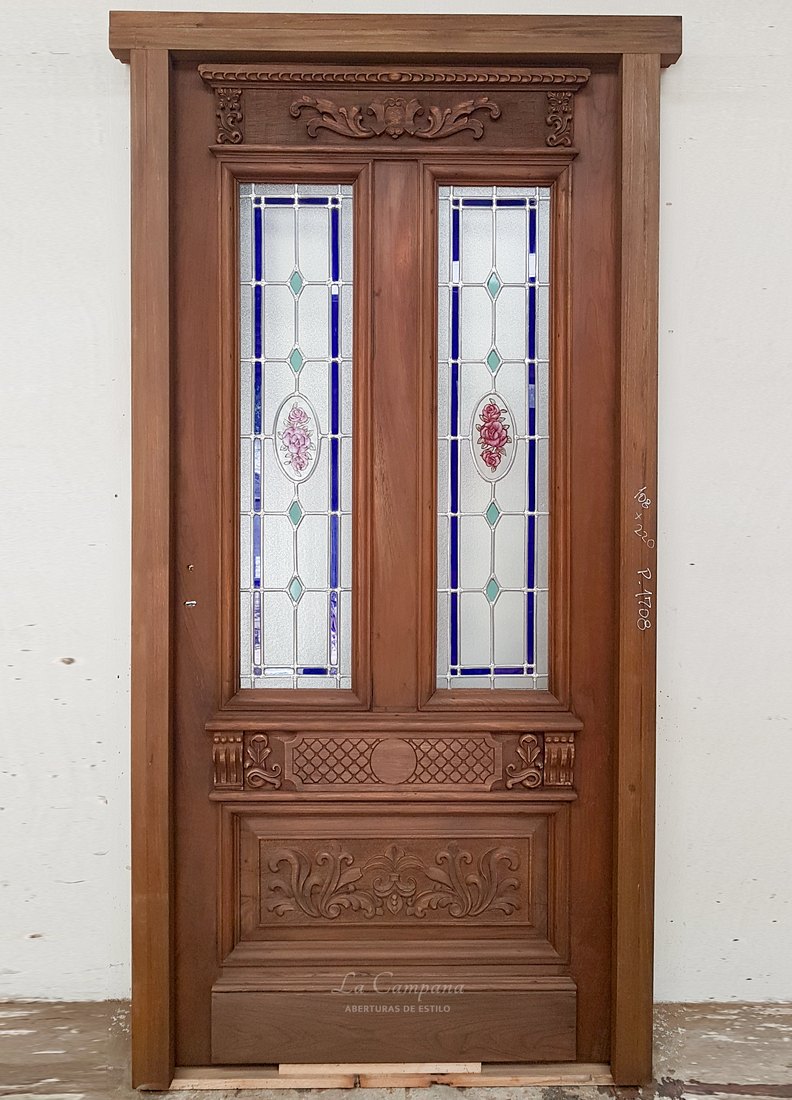 puerta de cedro con vitraux y tallas