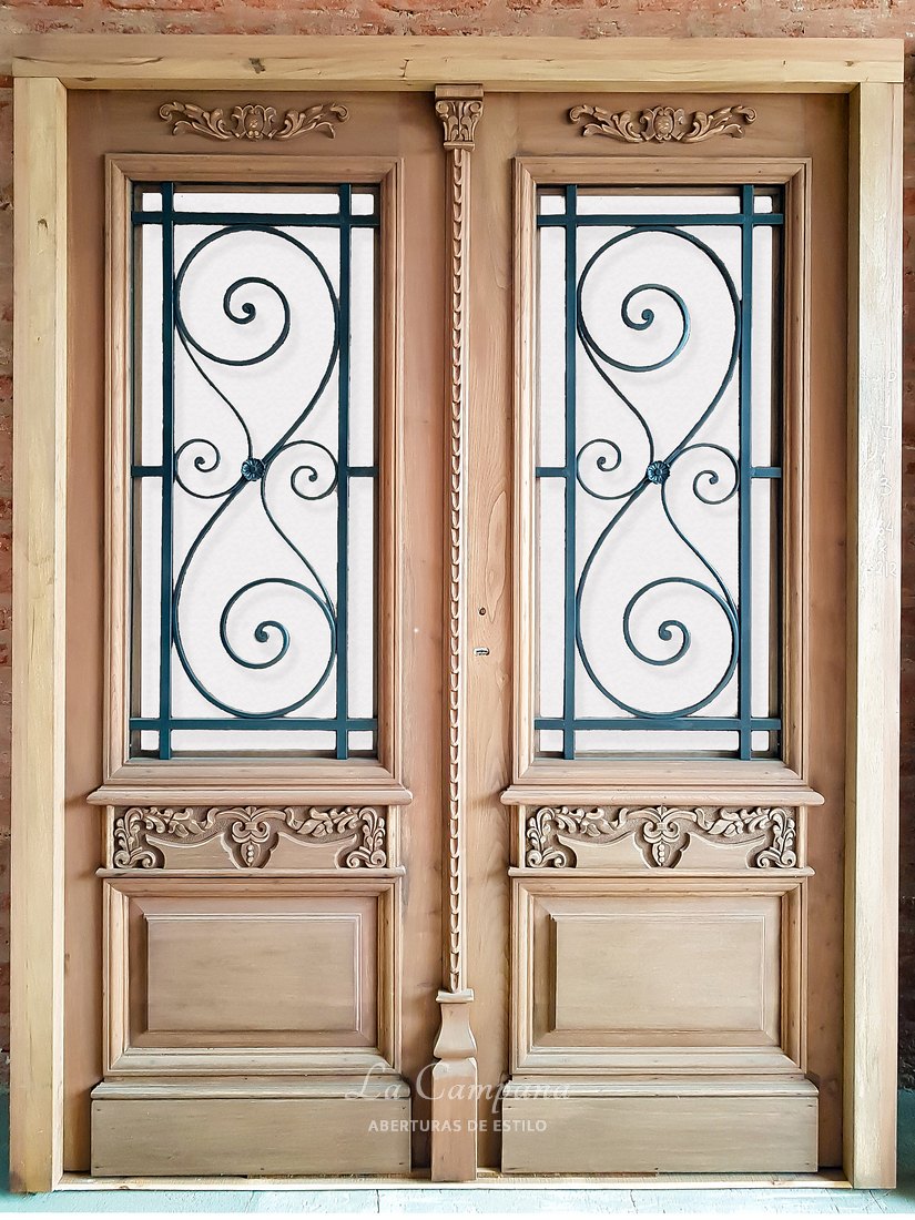 puerta de frente con reja de madera cedro