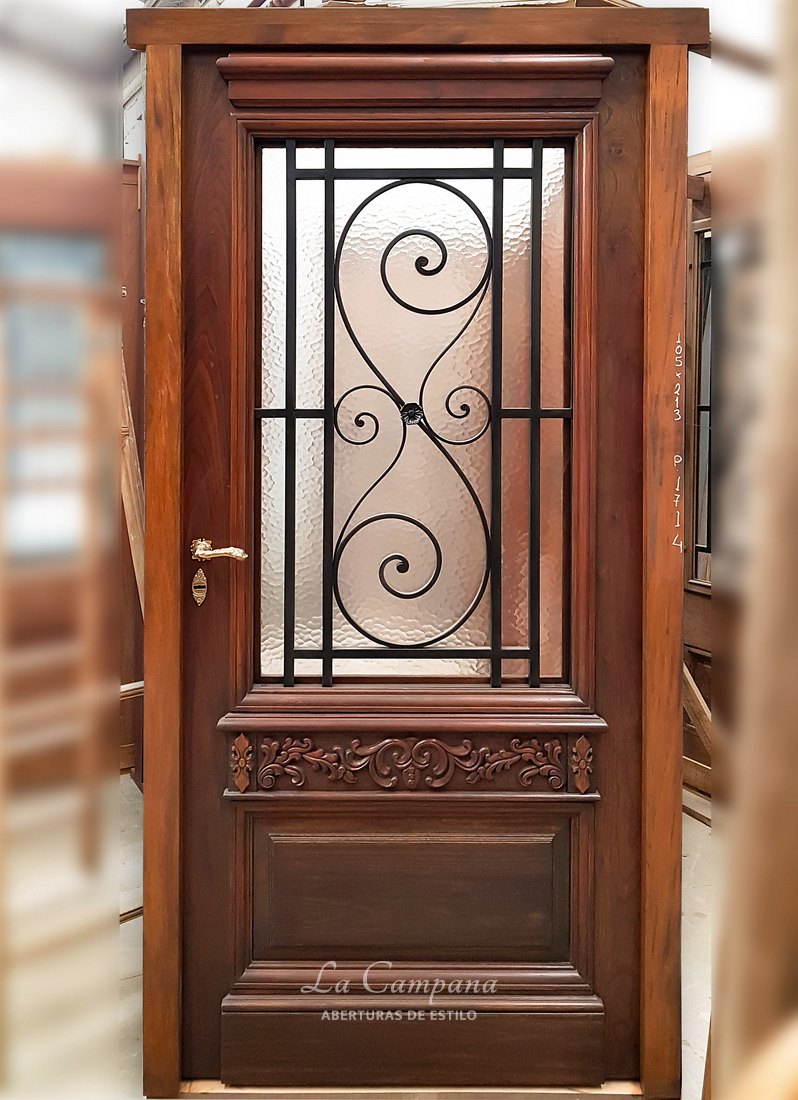 puerta de una hoja con reja, vidrio y terminada con cetol