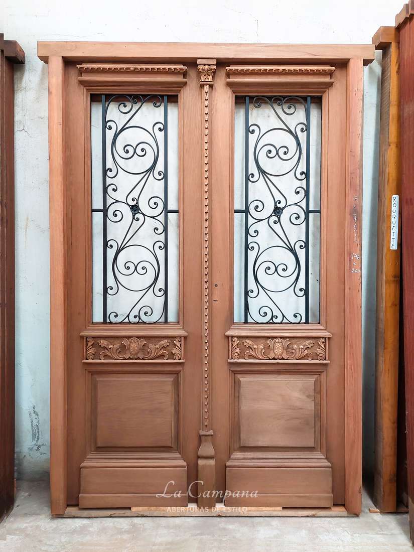 puerta para exterior de cedro con tablero y reja para 