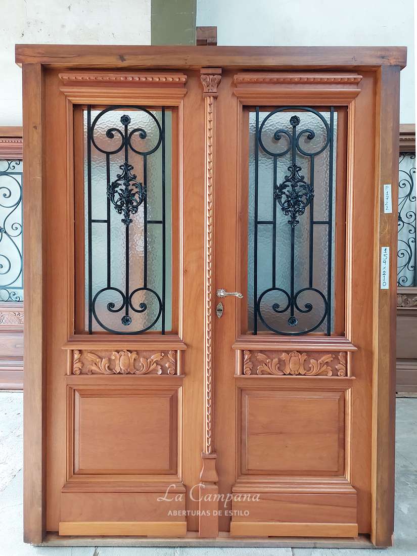 puerta de cedro de doble hoja con reja para frente de casa