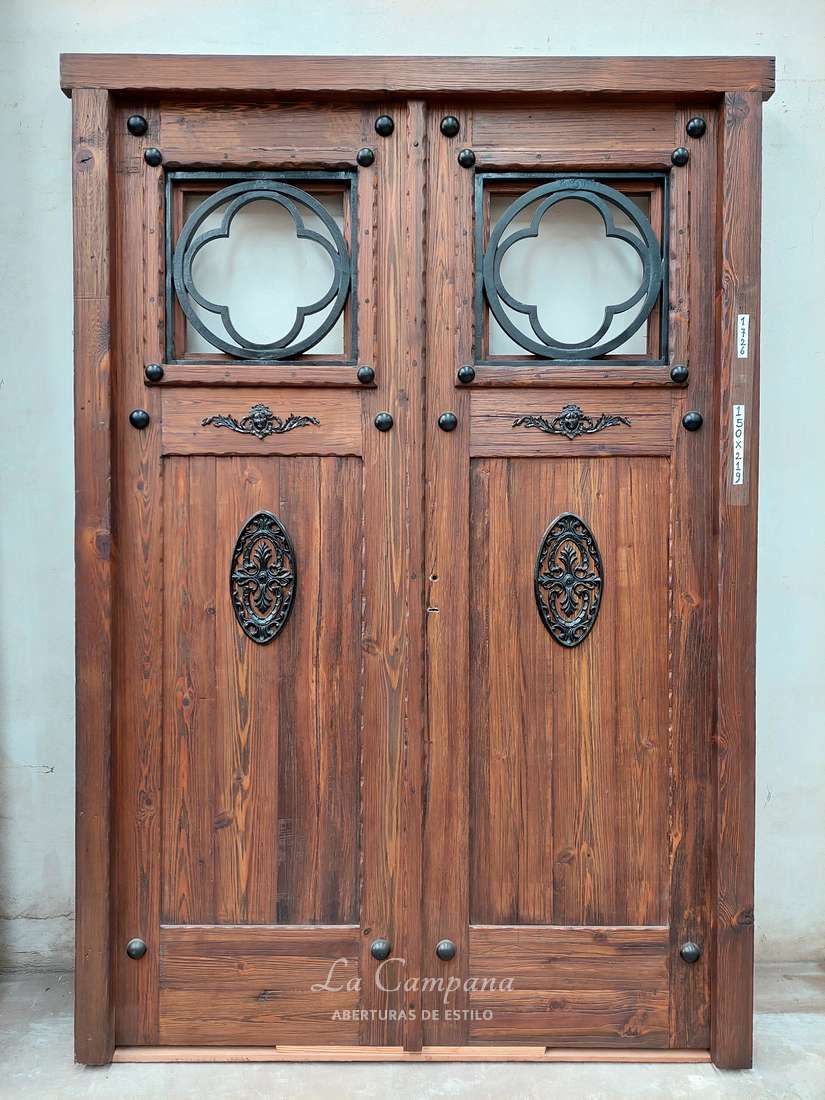 Puerta de exterior de detalles en hierro