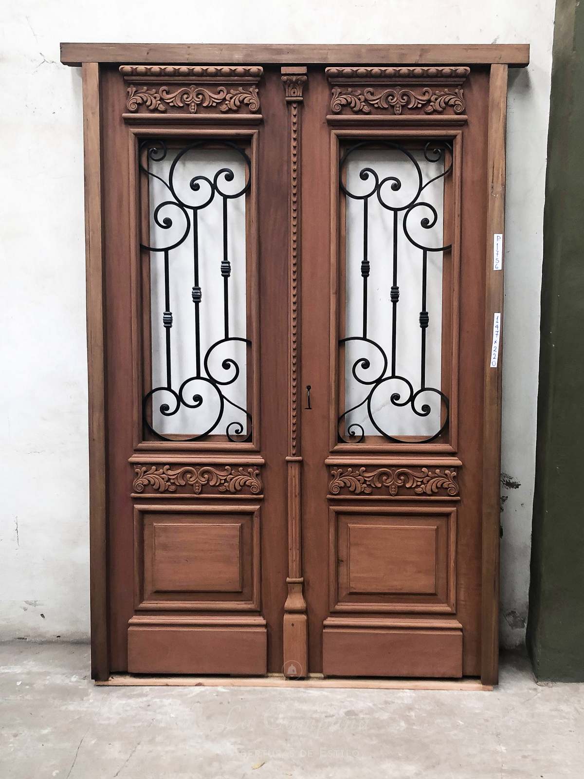 puerta de cedro de doble hoja con vitraux para frente de casa
