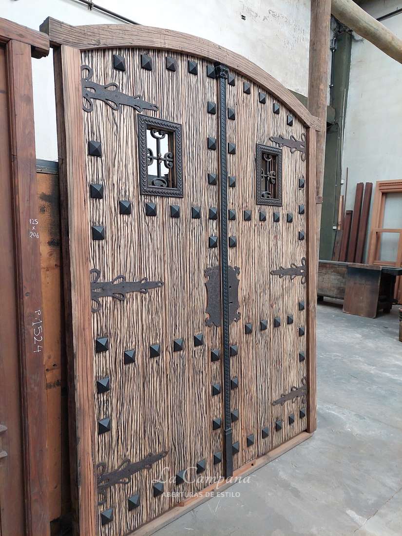 Puerta con detalles en hierro