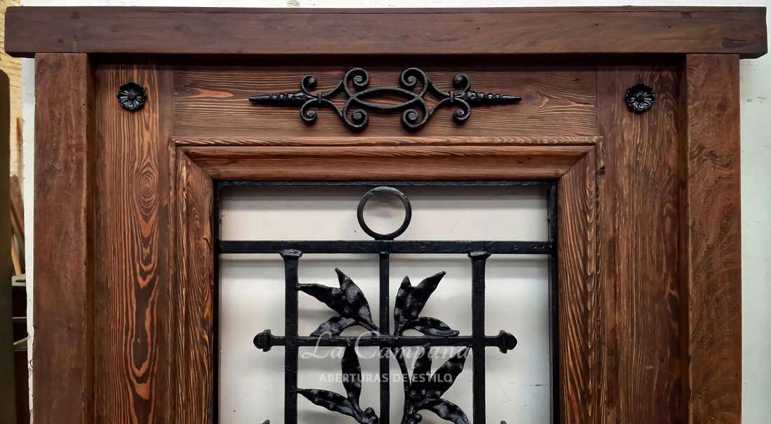 Puerta hoja simple con detalles en hierro