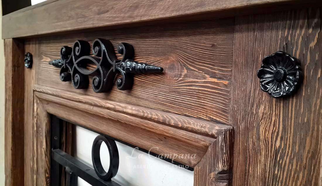 Puerta hoja simple con detalles en hierro