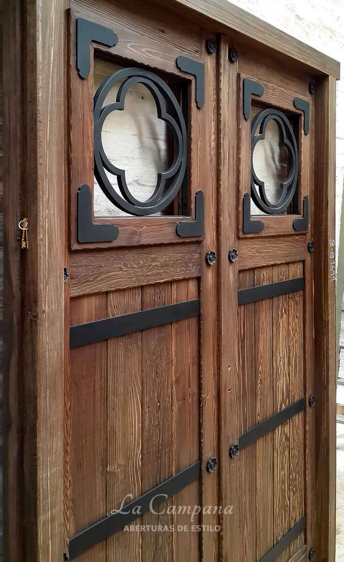 Puerta rustica doble con detalles en hierro