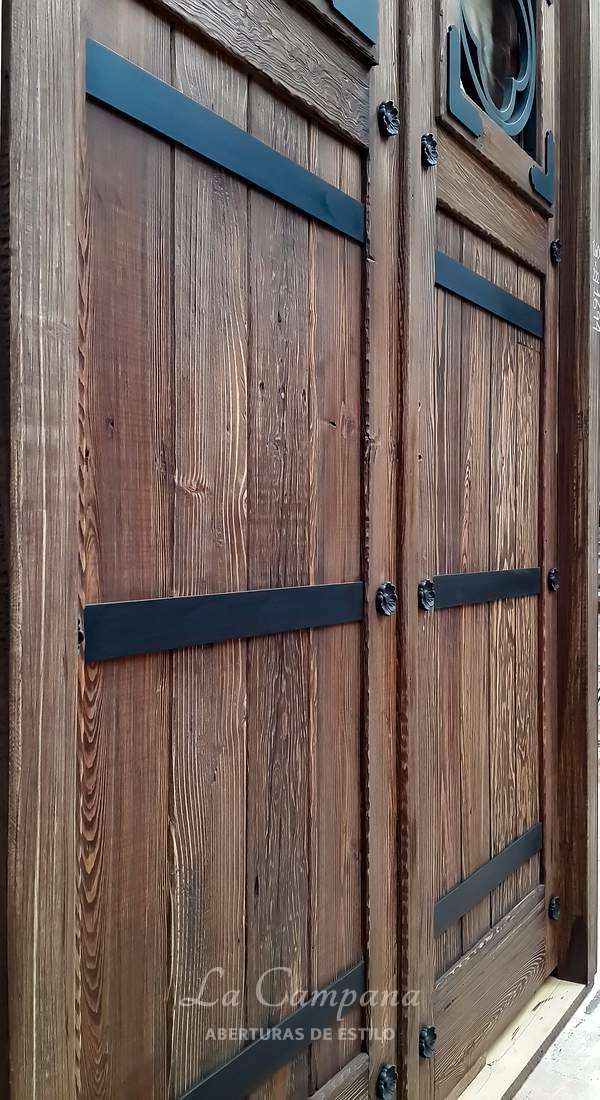Puerta rustica doble con detalles en hierro