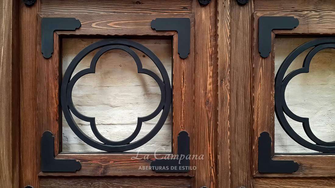 Puerta rustica doble con detalles en hierro