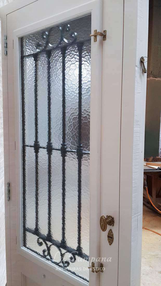 Puerta blanca con vidrio martele