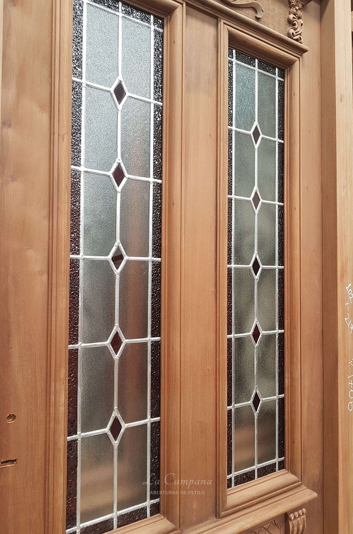 Puerta de cedro con vitraux y tallado