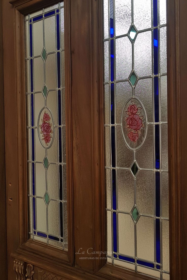 Puerta de cedro con vitraux y tallas