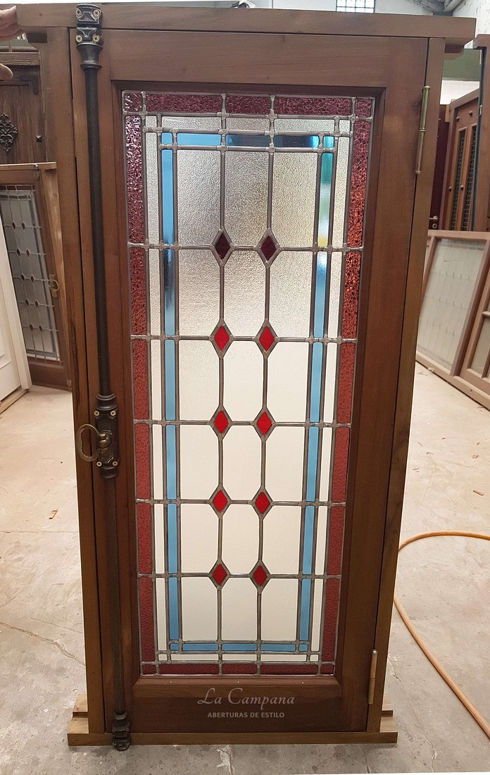 Ventanas de cedro con vitraux