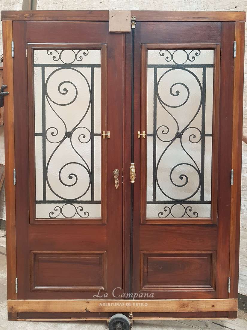 Puerta de cedro con vidrio martele