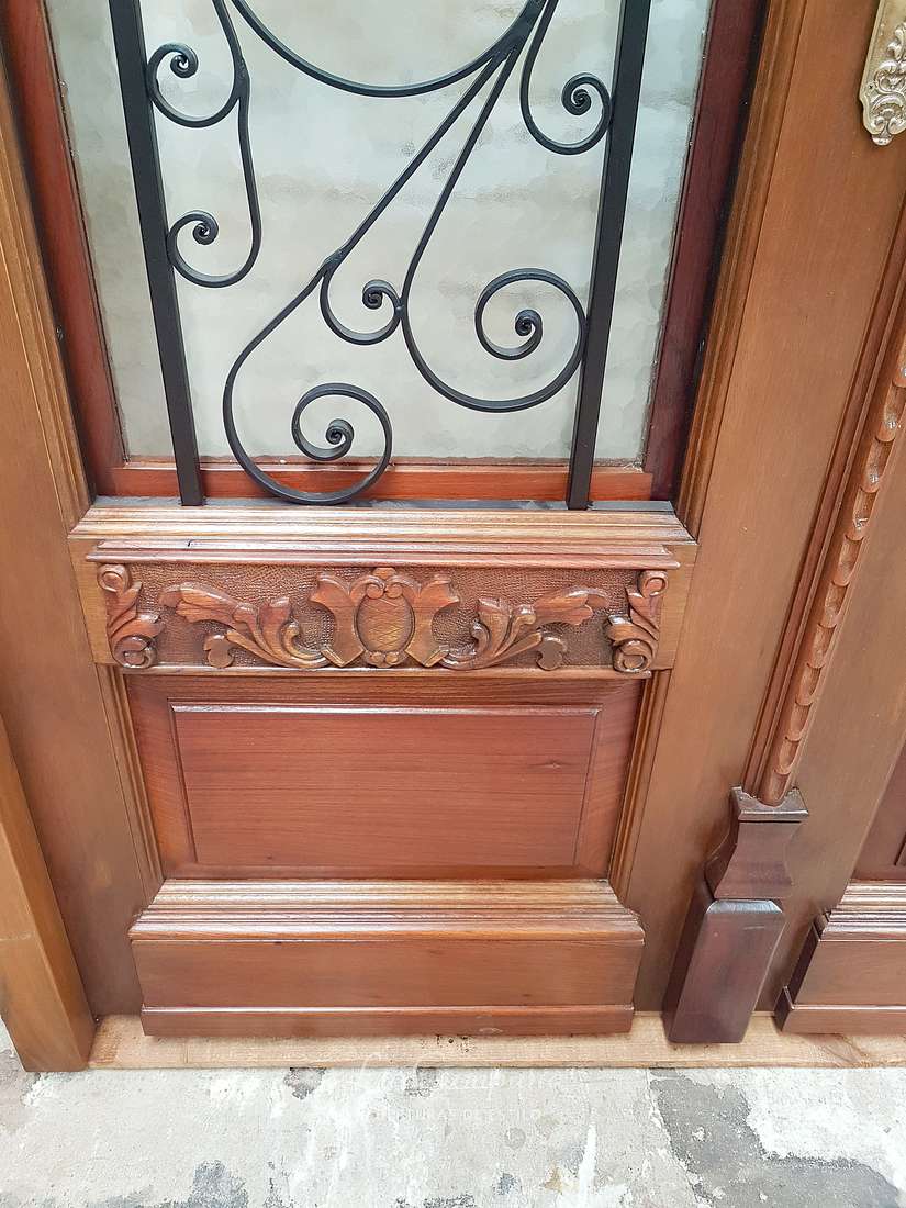 Puerta con vidrio martele de cedro