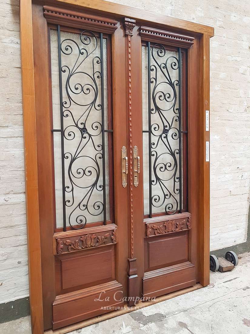 Puerta con vidrio martele de cedro