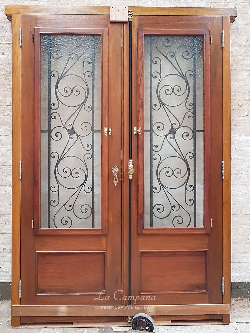 Puerta con vidrio martele de cedro