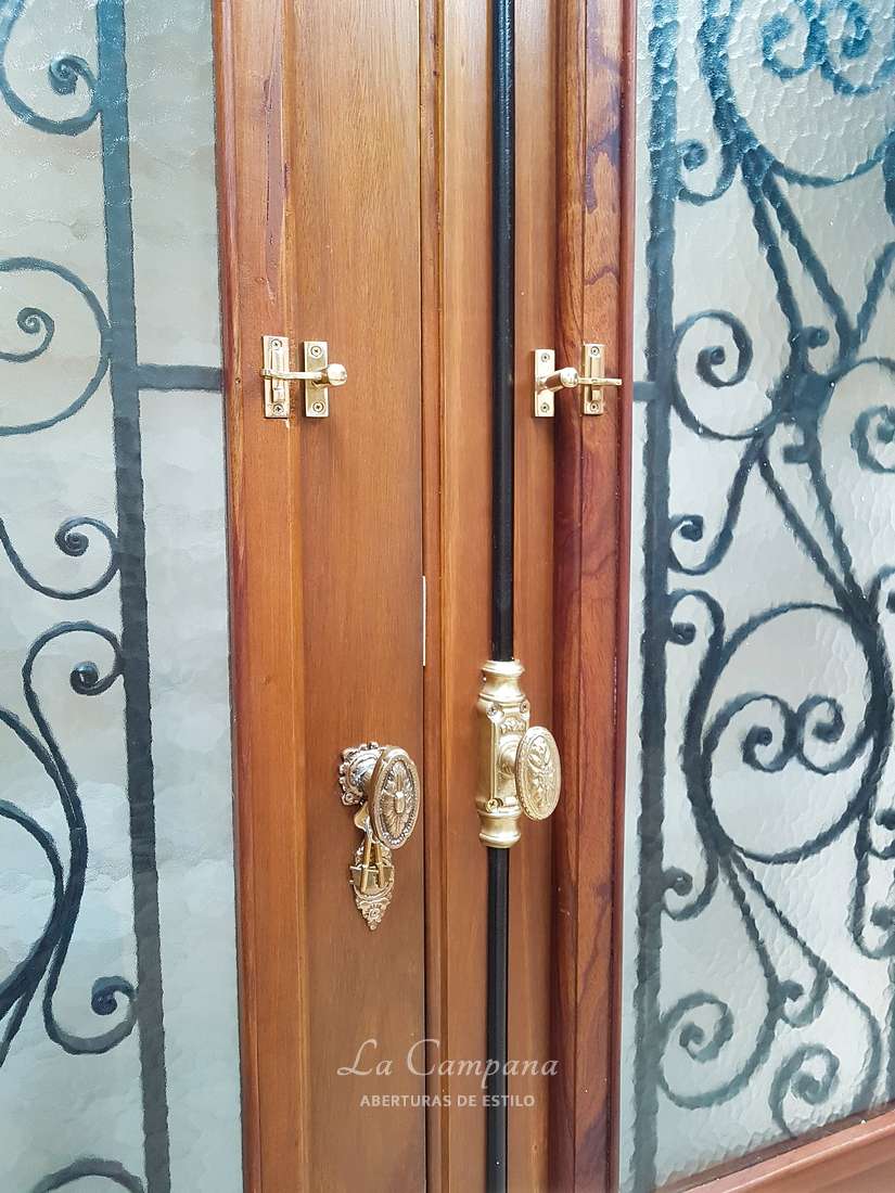 Puerta con vidrio martele de cedro