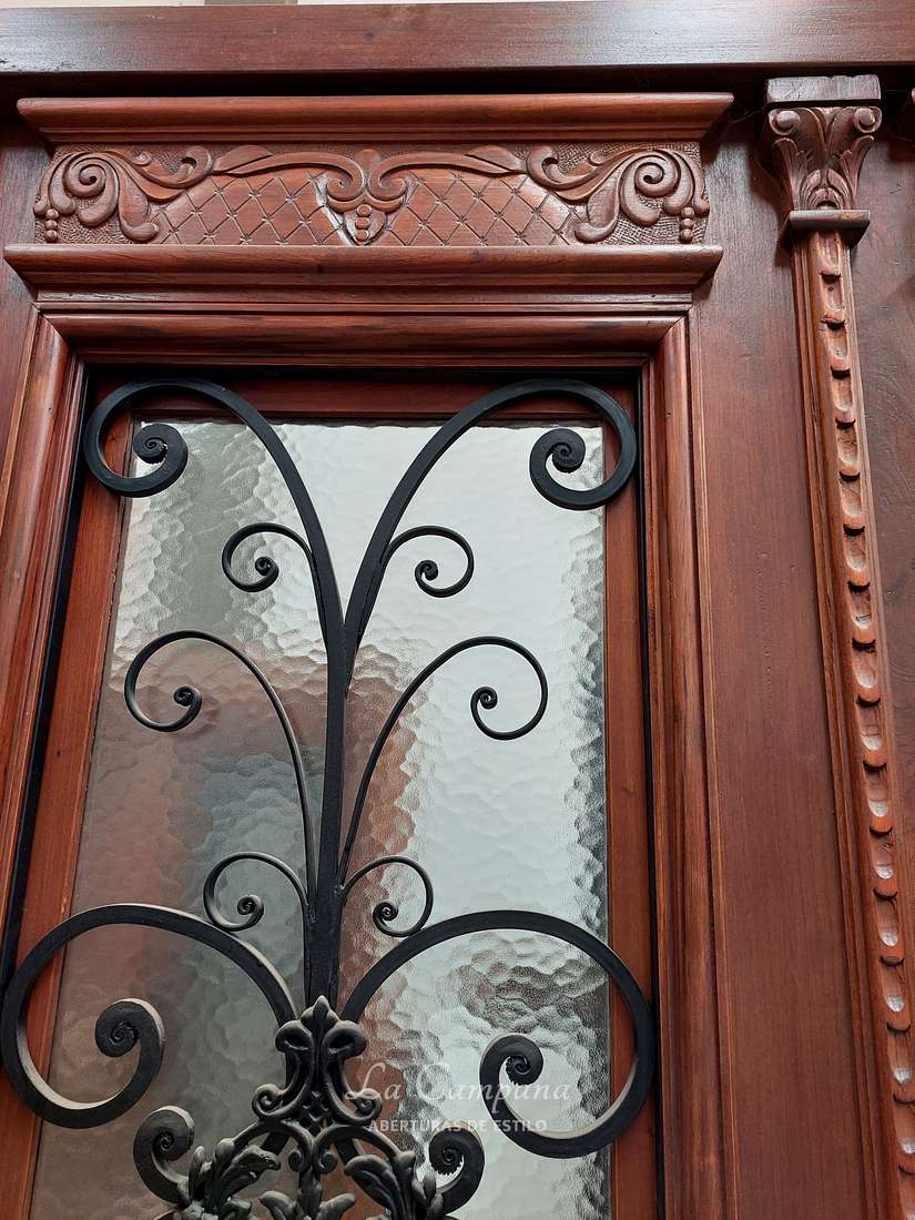 Puerta de cedro con vidrio martele