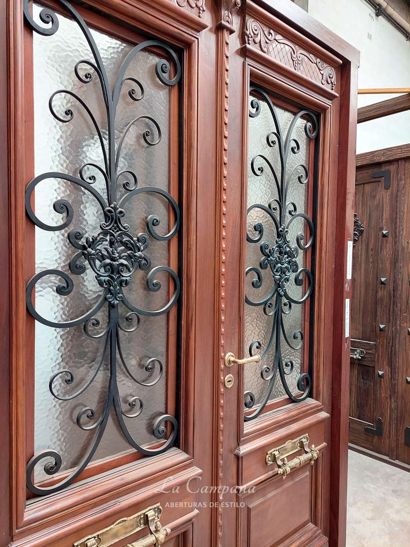 Puerta de cedro con vidrio martele