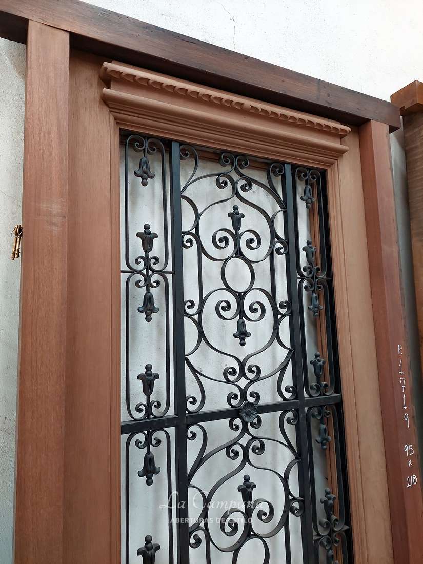 Puerta de cedro con reja