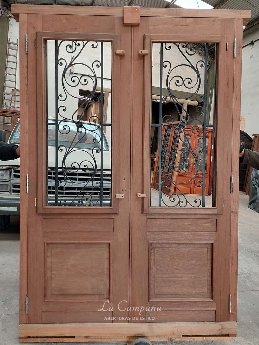 Puerta de cedro con tablero y reja