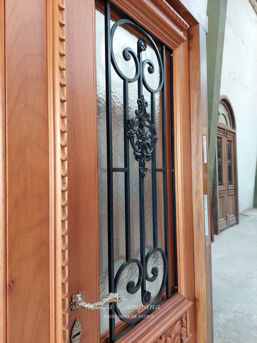 Puerta de cedro con vidrio martele