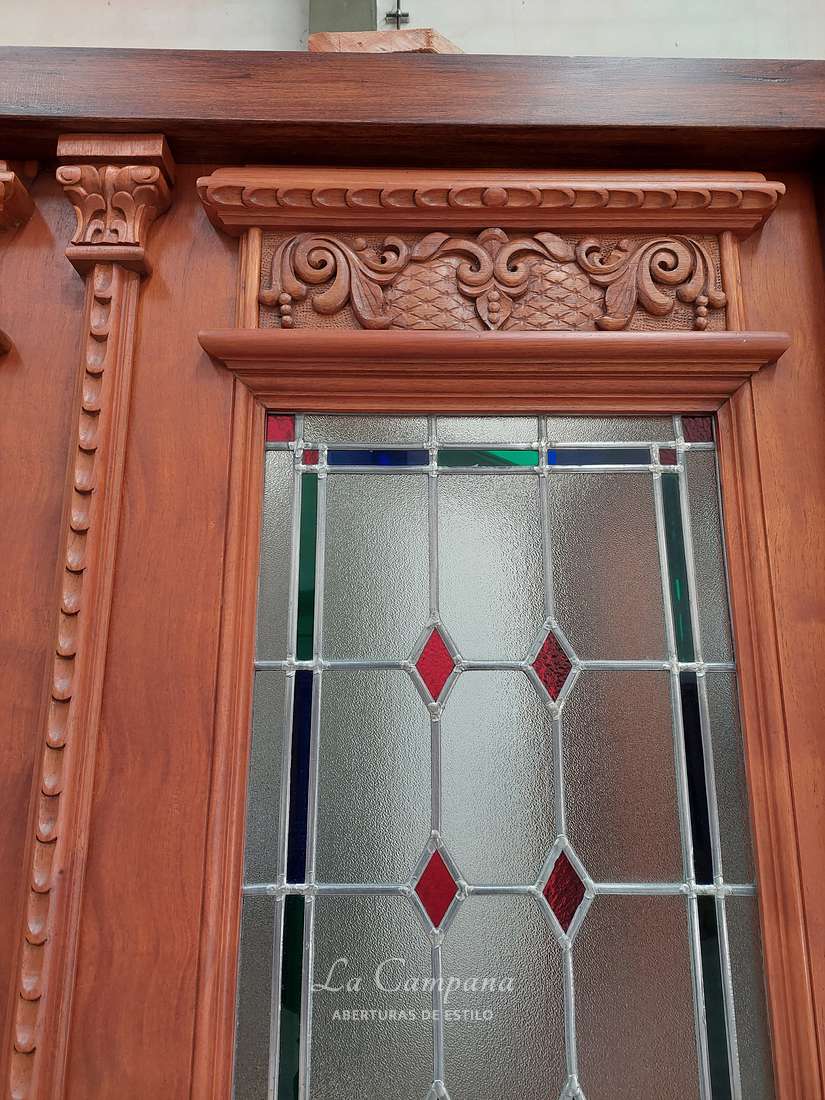 Puerta de cedro con vitraux