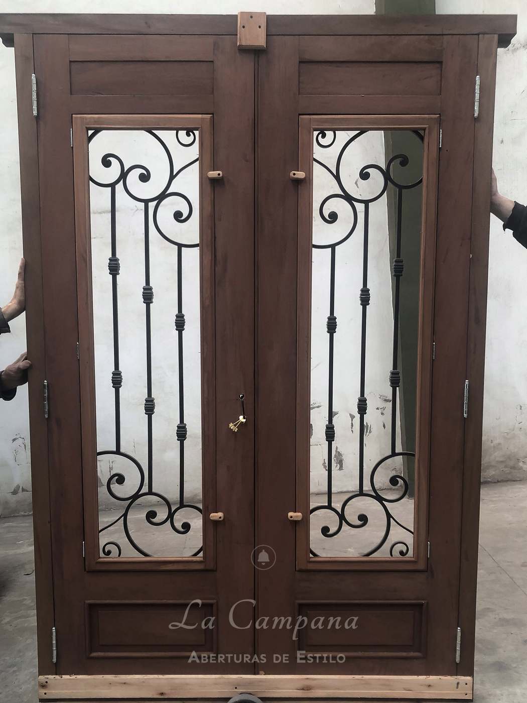 Puerta doble con reja