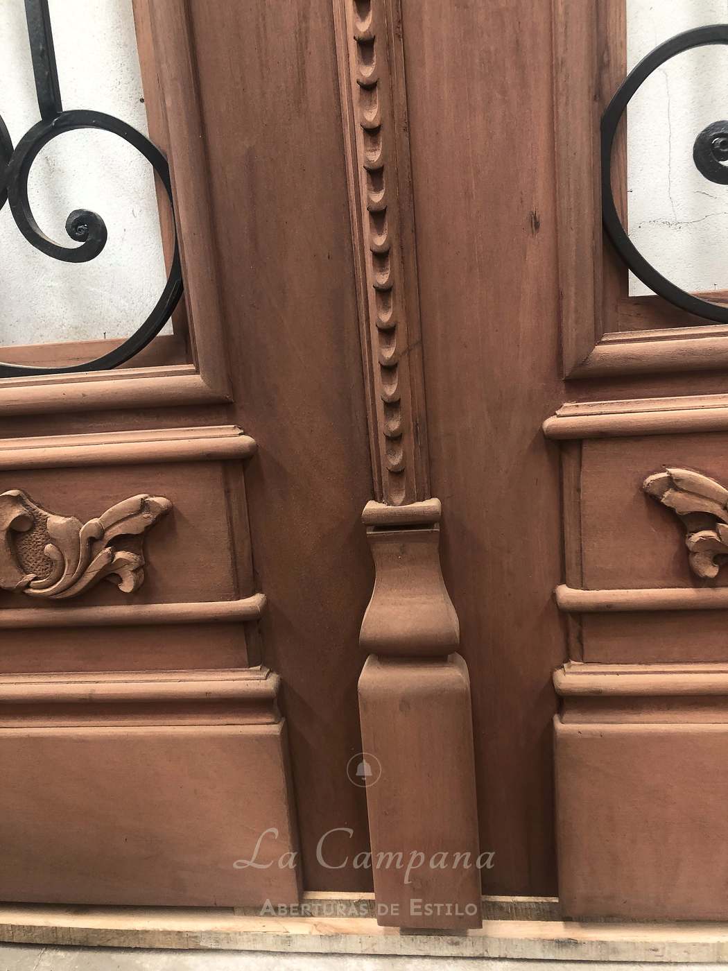 Puerta doble con reja
