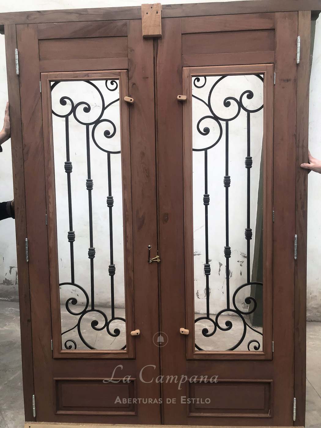 Puerta doble hoja con reja