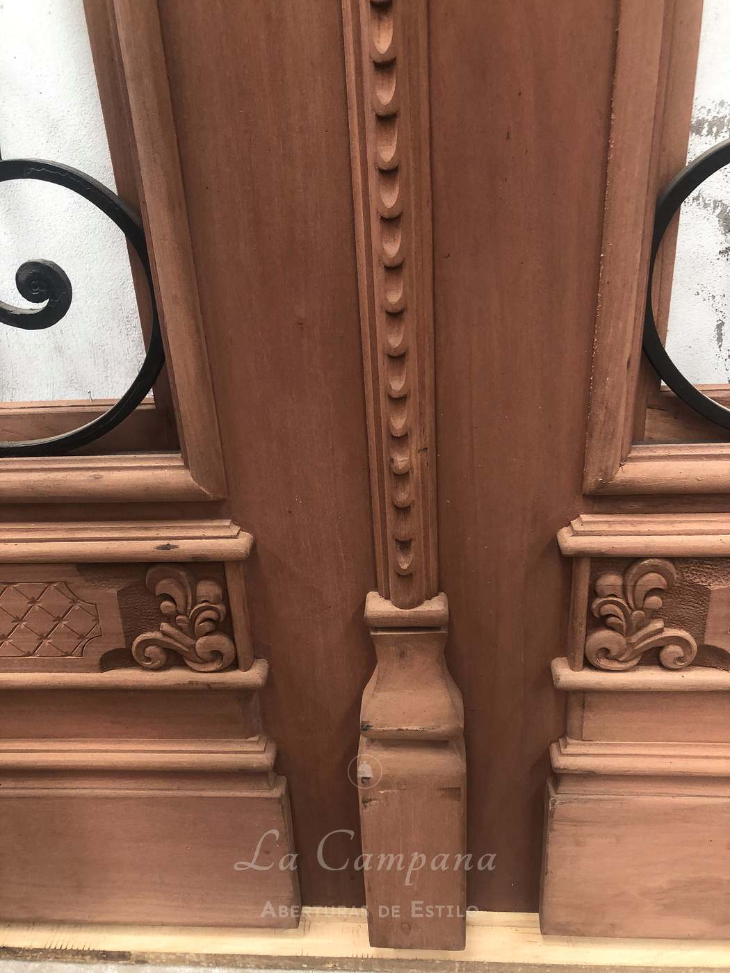 Puerta doble hoja con reja
