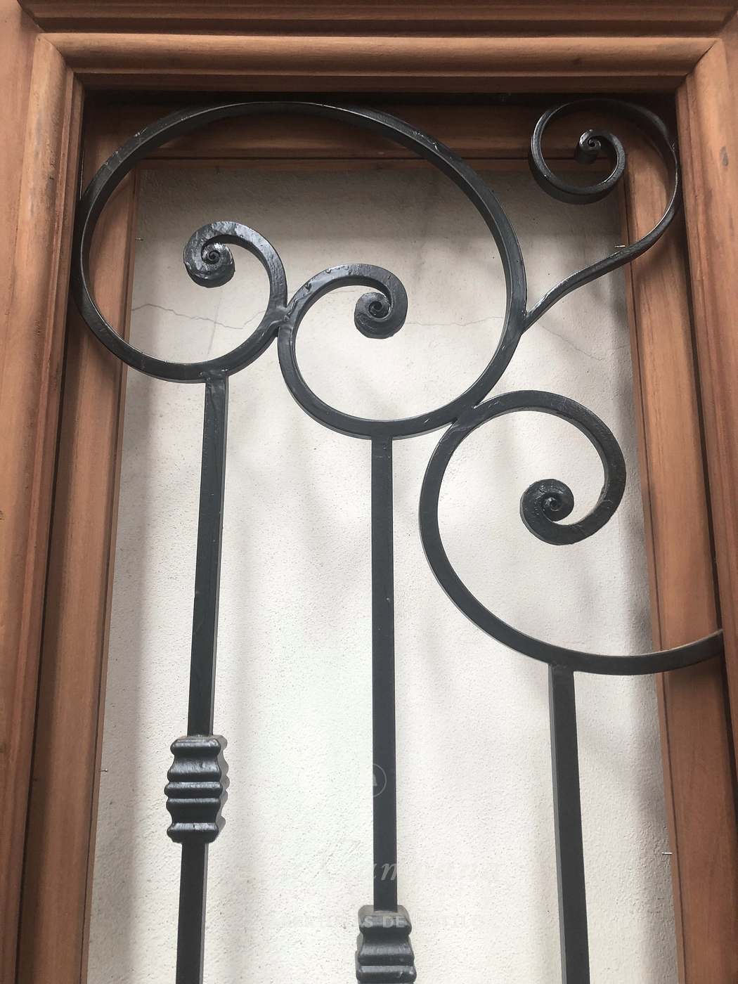 Puerta doble hoja con reja