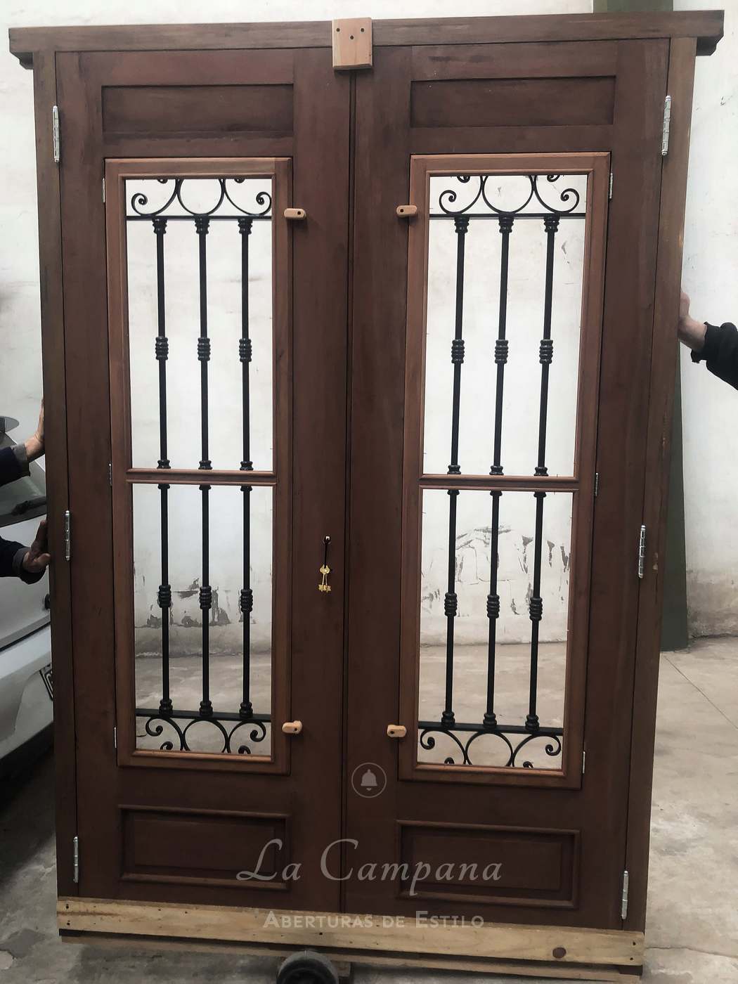 Puerta doble tallada con reja
