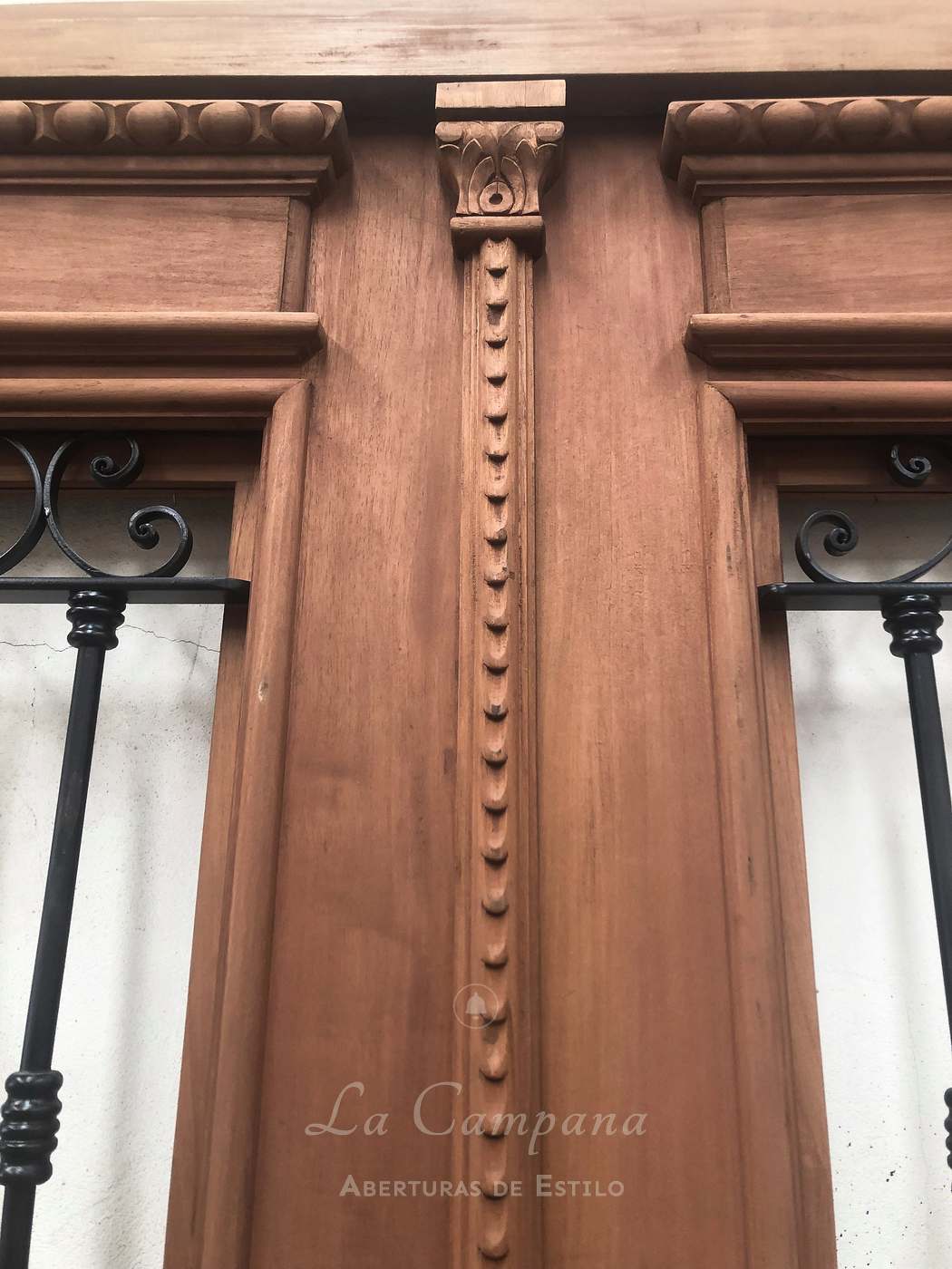 Puerta doble tallada con reja