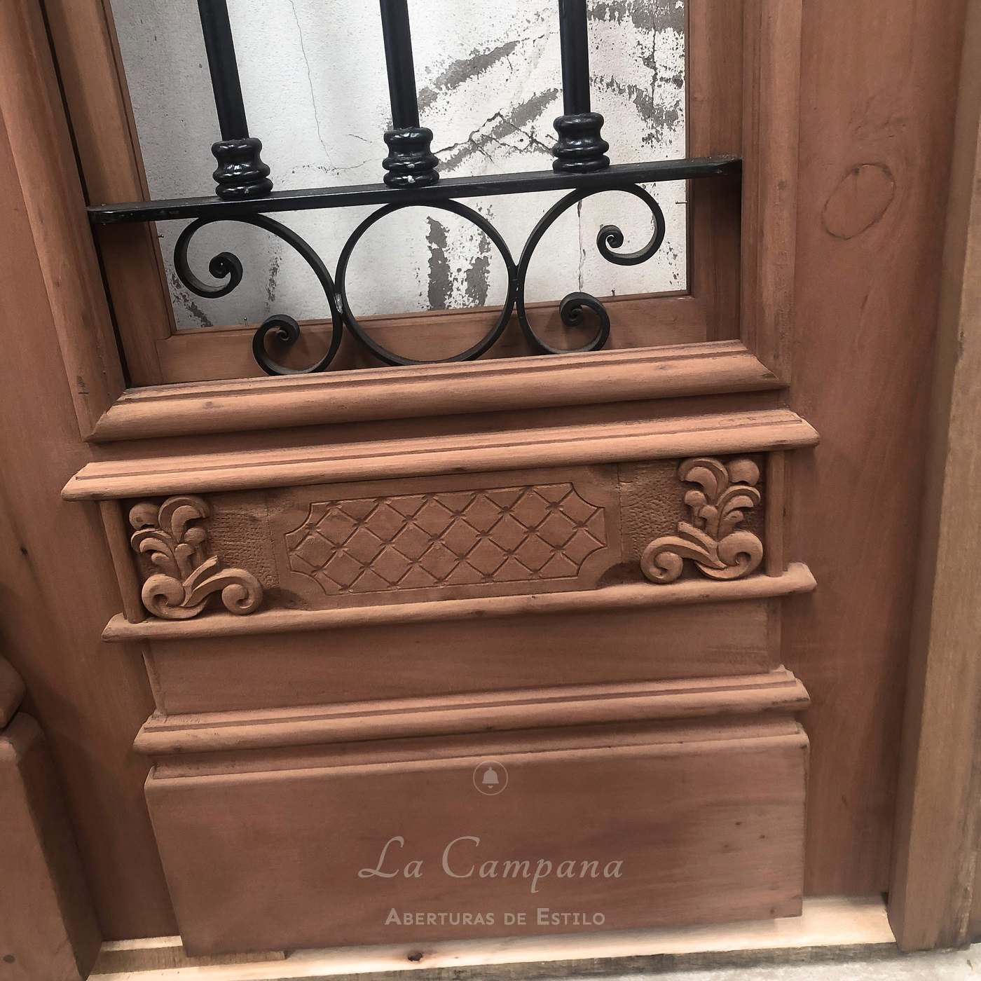 Puerta doble tallada con reja