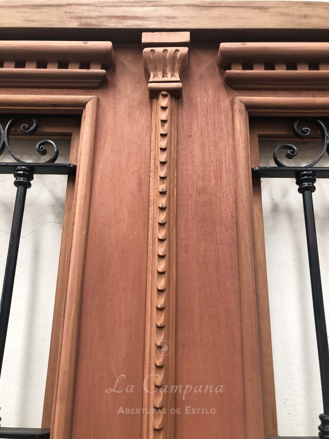 Puerta de frente tallada