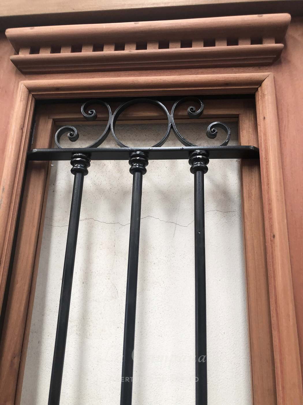 Puerta de frente tallada