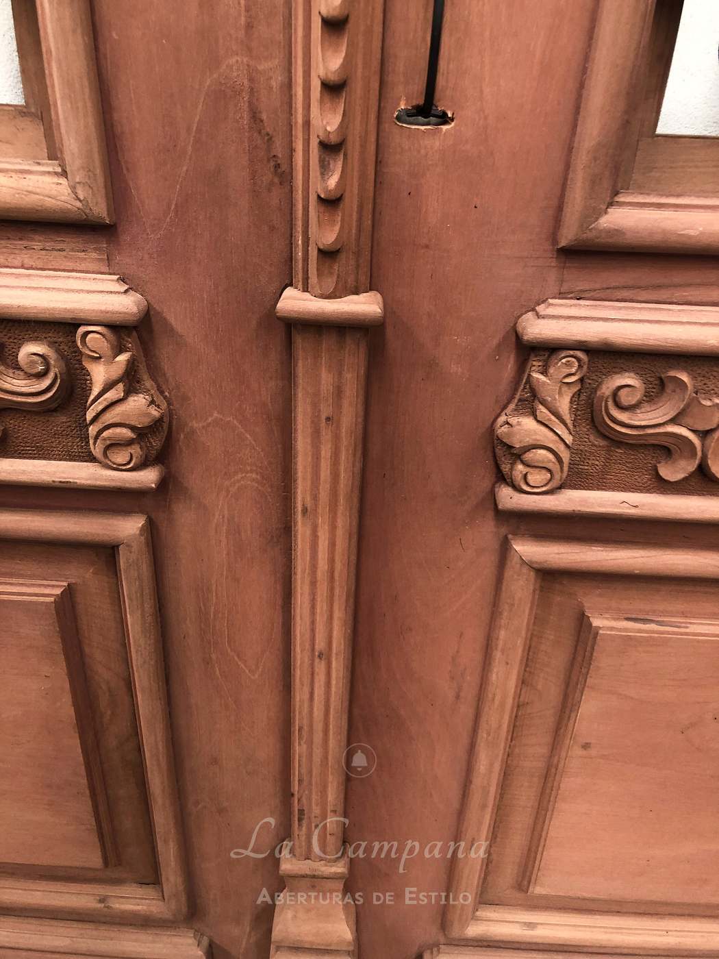 Puerta de frente tallada