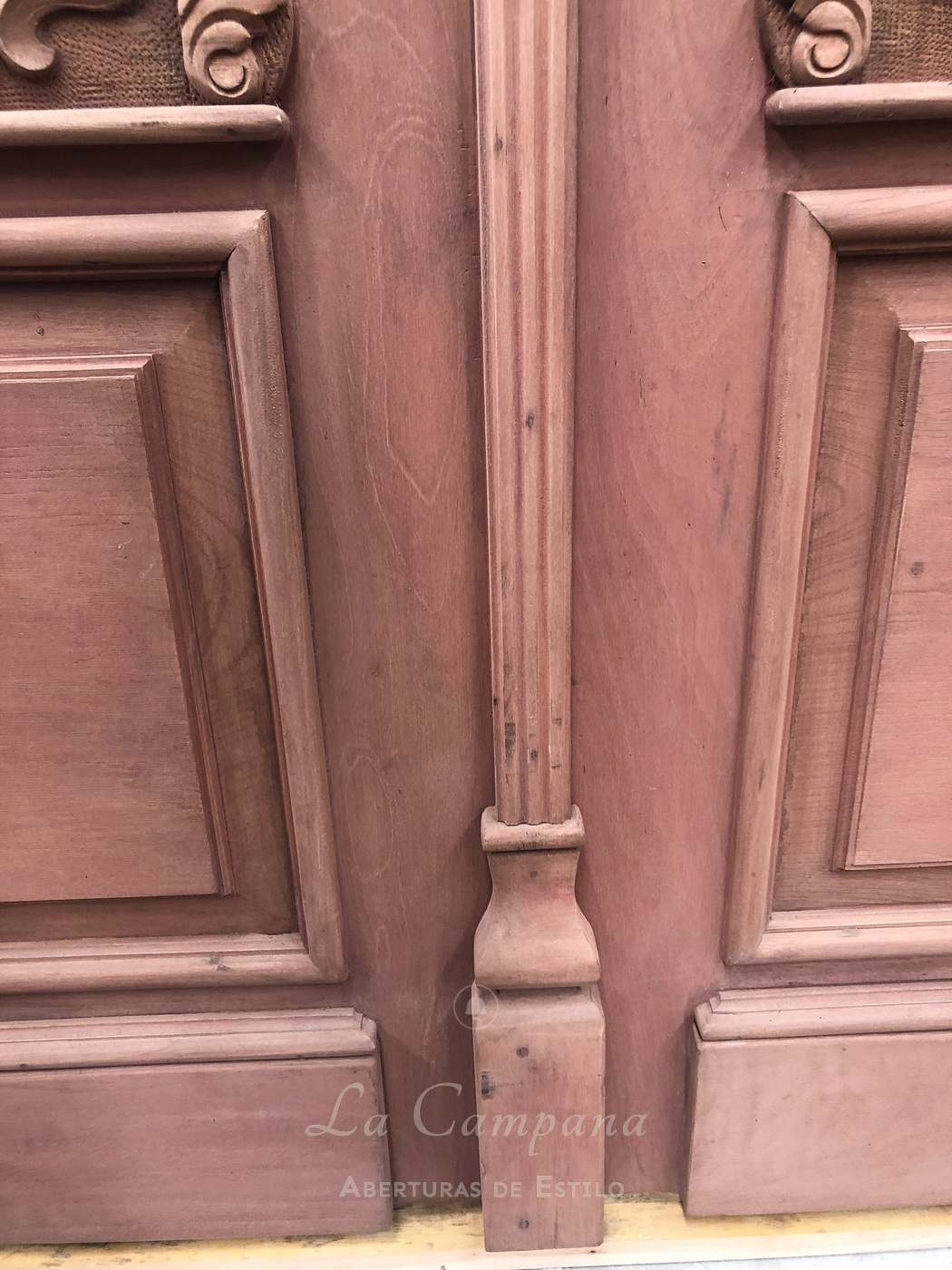 Puerta de frente tallada