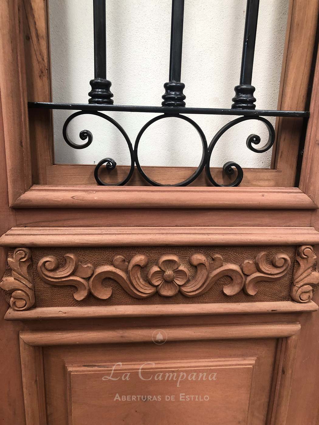 Puerta de frente tallada