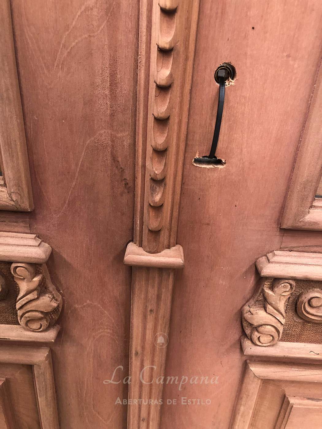 Puerta de frente tallada