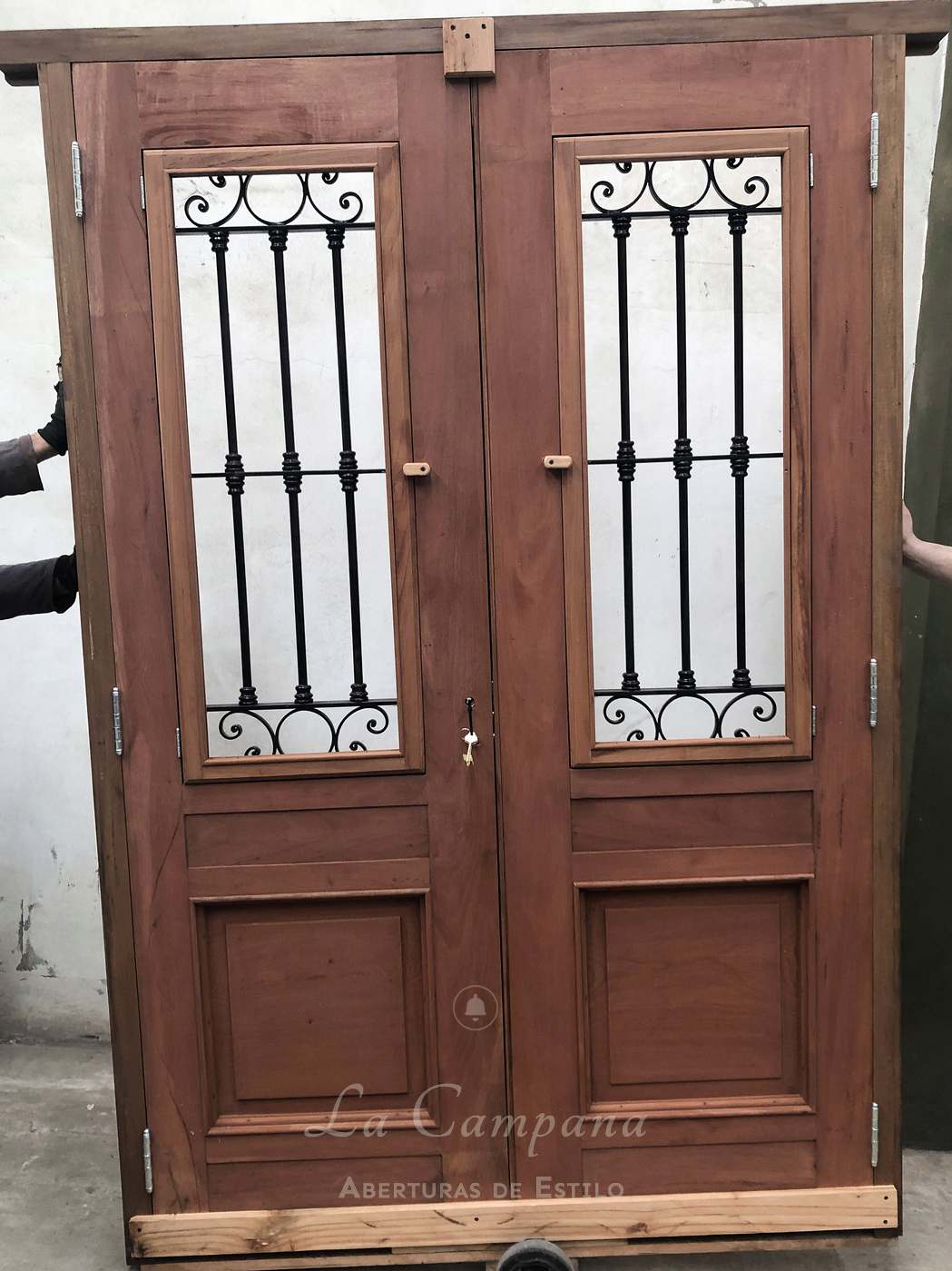 Puerta de frente tallada