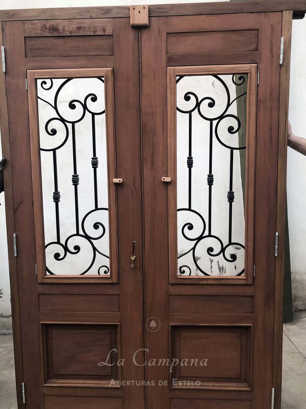 Puerta doble con reja