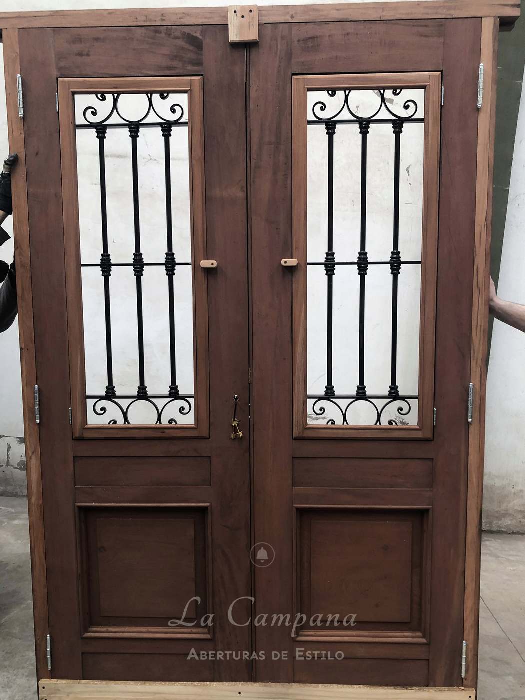 Puerta doble hoja con reja
