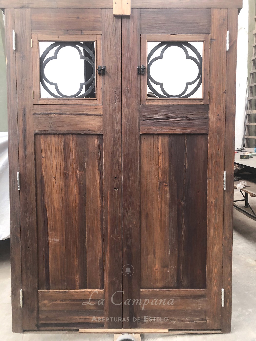 Puerta doble hoja con reja