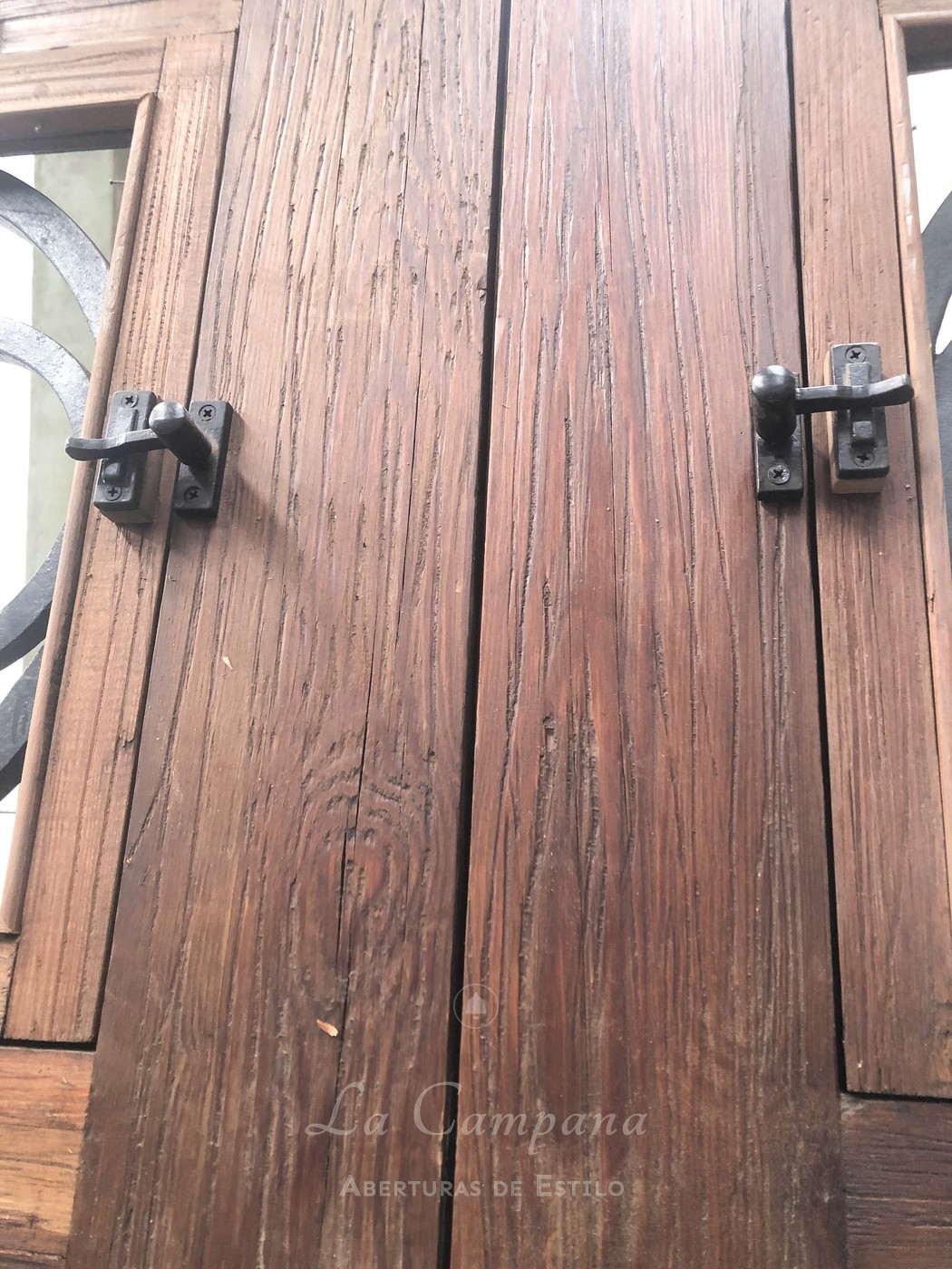 Puerta doble hoja con reja