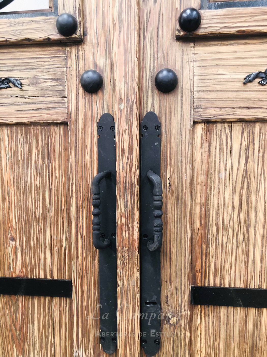 Puerta doble hoja con reja