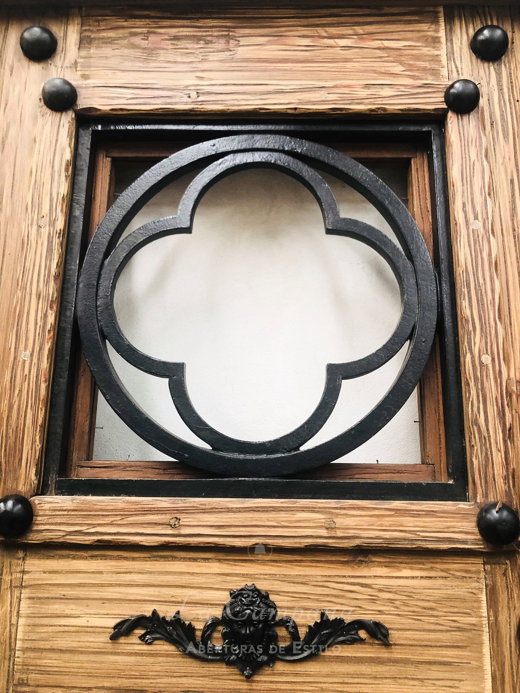 Puerta doble hoja con reja